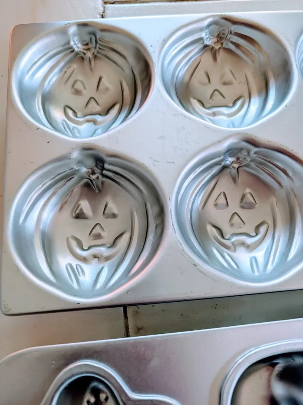 VTG 1983 Set of 2 Wilton Halloween Cake Pans Ghost Pumpkin Mini Mold Metal Bake